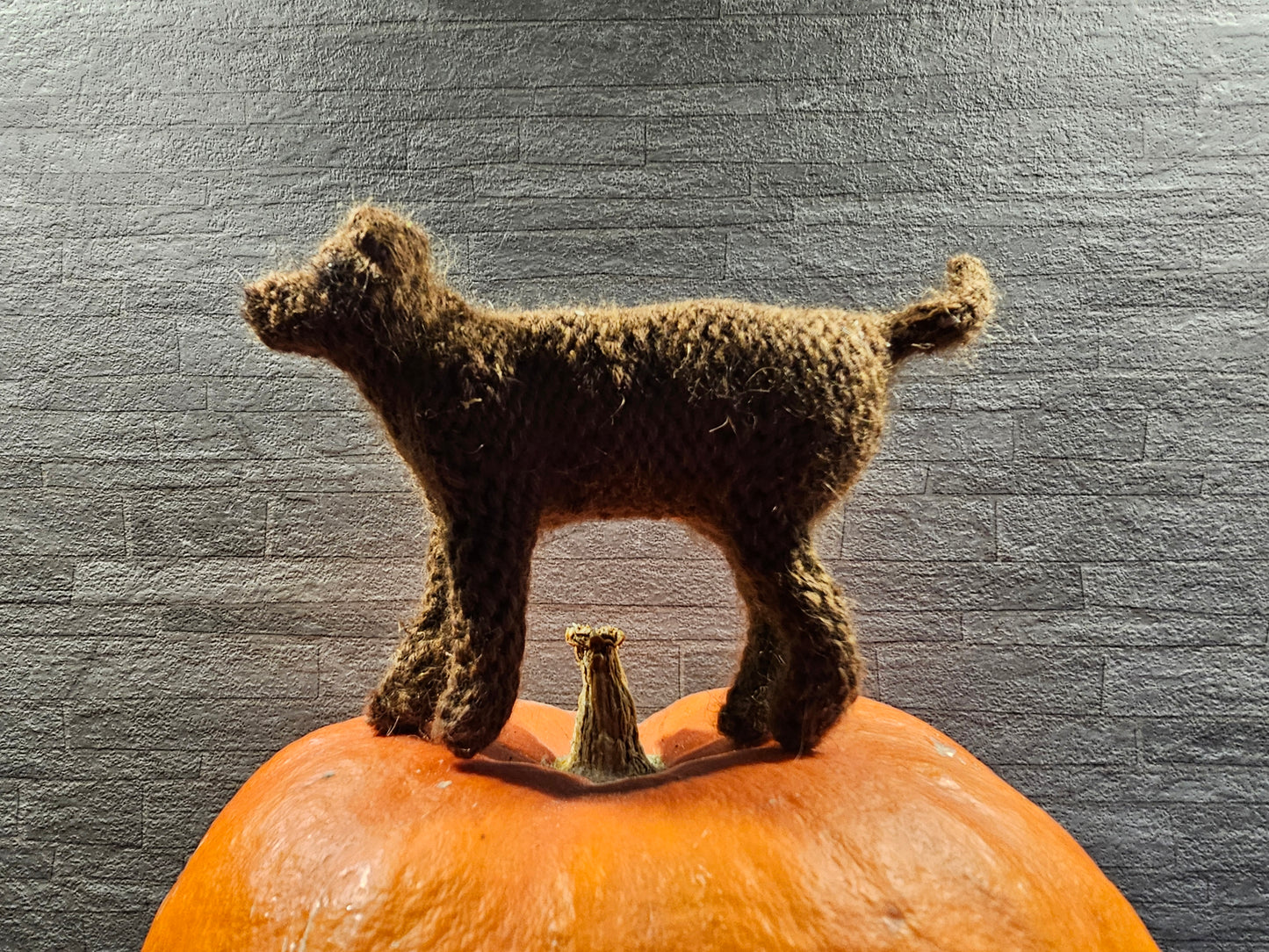 Handgebreide melk chocoladebruine Labrador Retriever met beweegbare kop, staart en pootjes