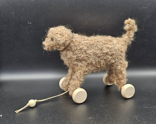 Handgebreide Labradoodle apricot op wieltjes
