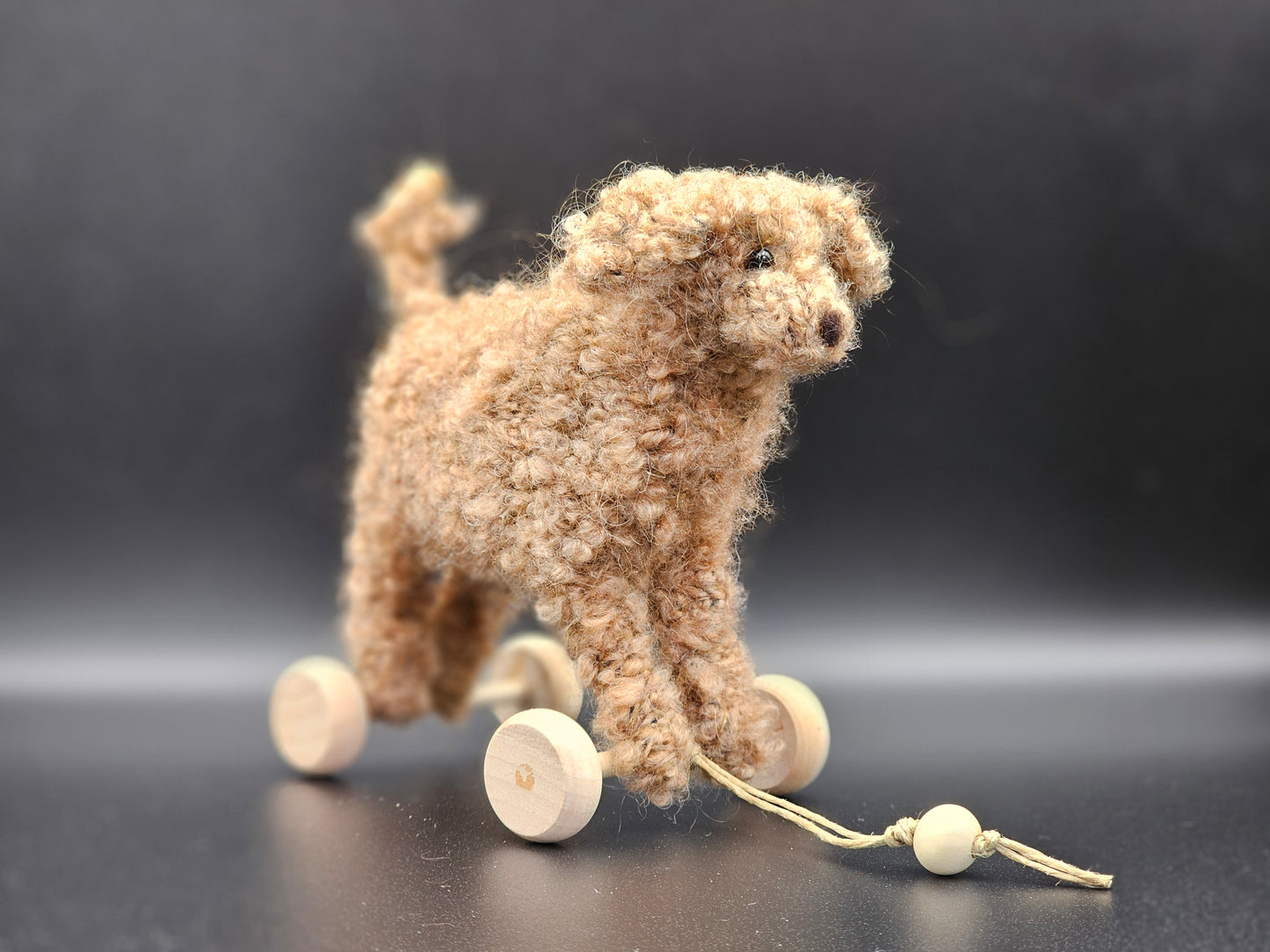 Handgebreide Labradoodle apricot op wieltjes