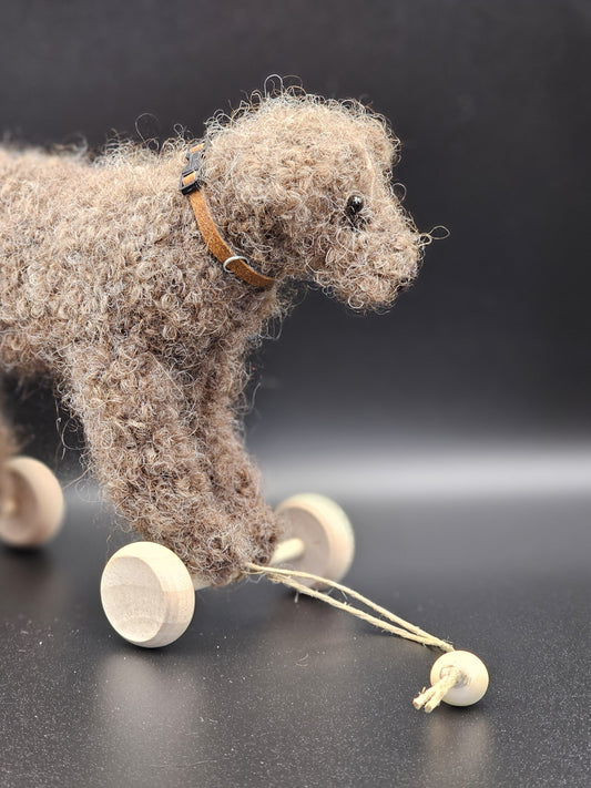 Handgebreide donkerbruine Barbet op wieltjes