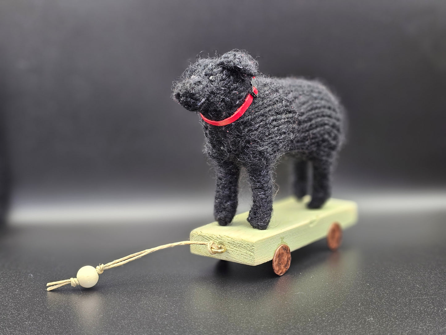Handgebreide klassieke zwarte Labrador Retriever op houten kar