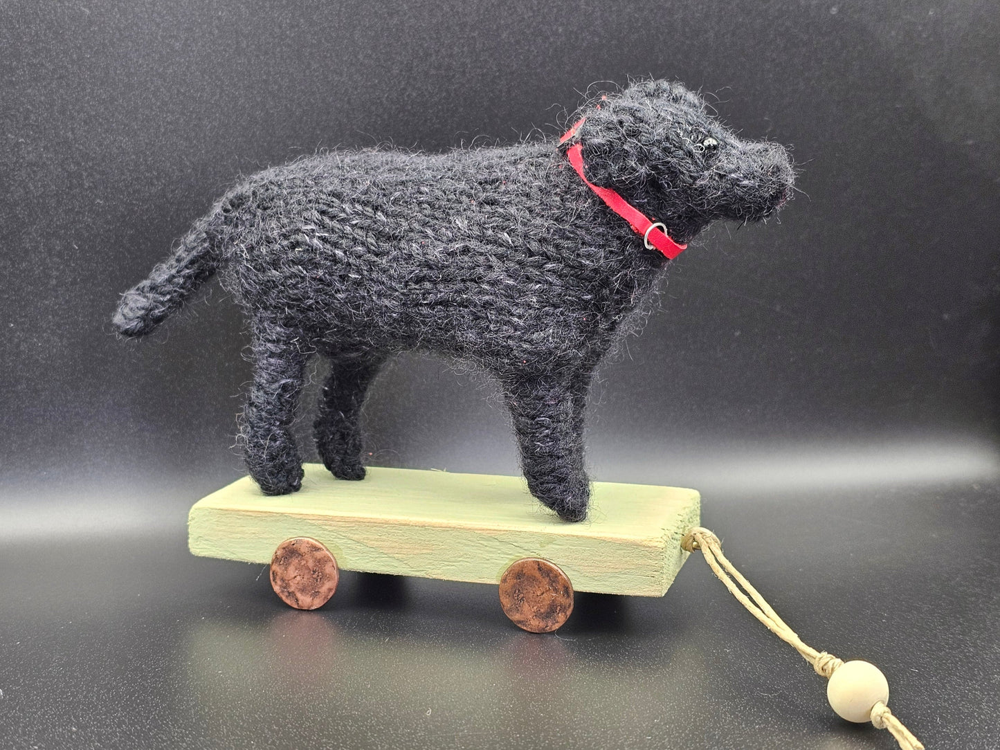 Handgebreide klassieke zwarte Labrador Retriever op houten kar